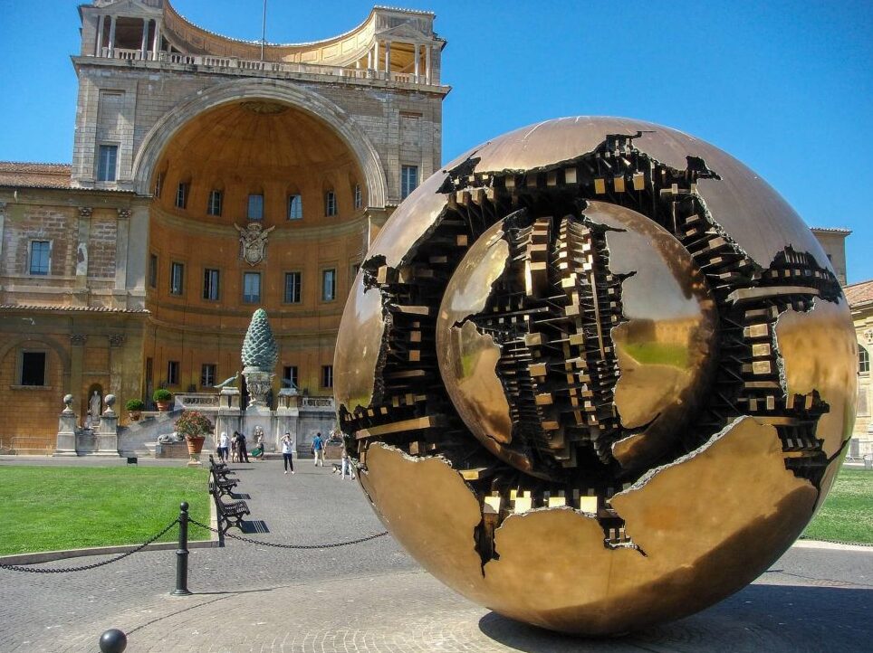 Gömb egy gömbön belül Pomodoro - Città del Vaticano | Secret World Trip Planner
