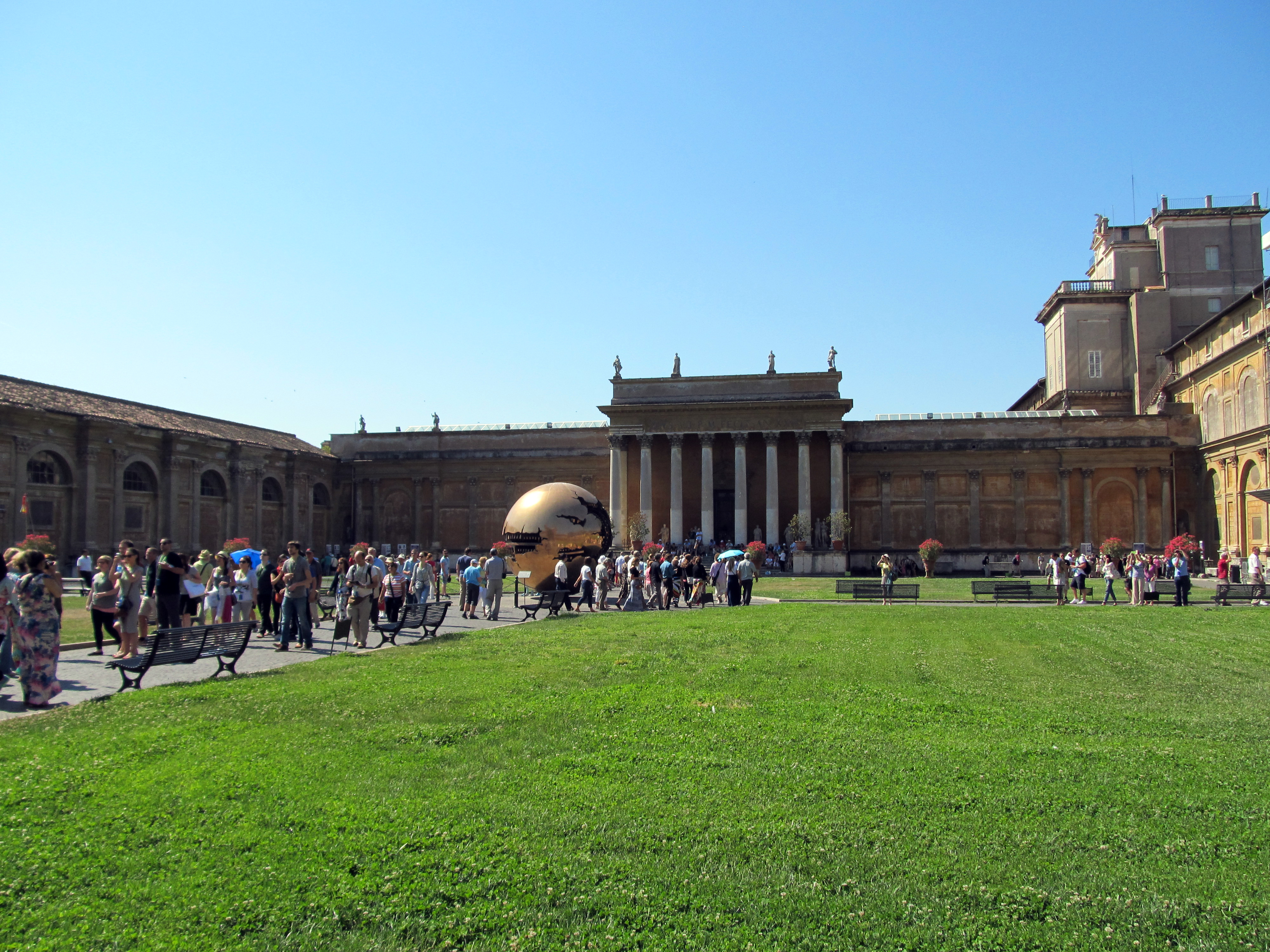 Gömb egy gömbön belül Pomodoro - Città del Vaticano | Secret World Trip Planner