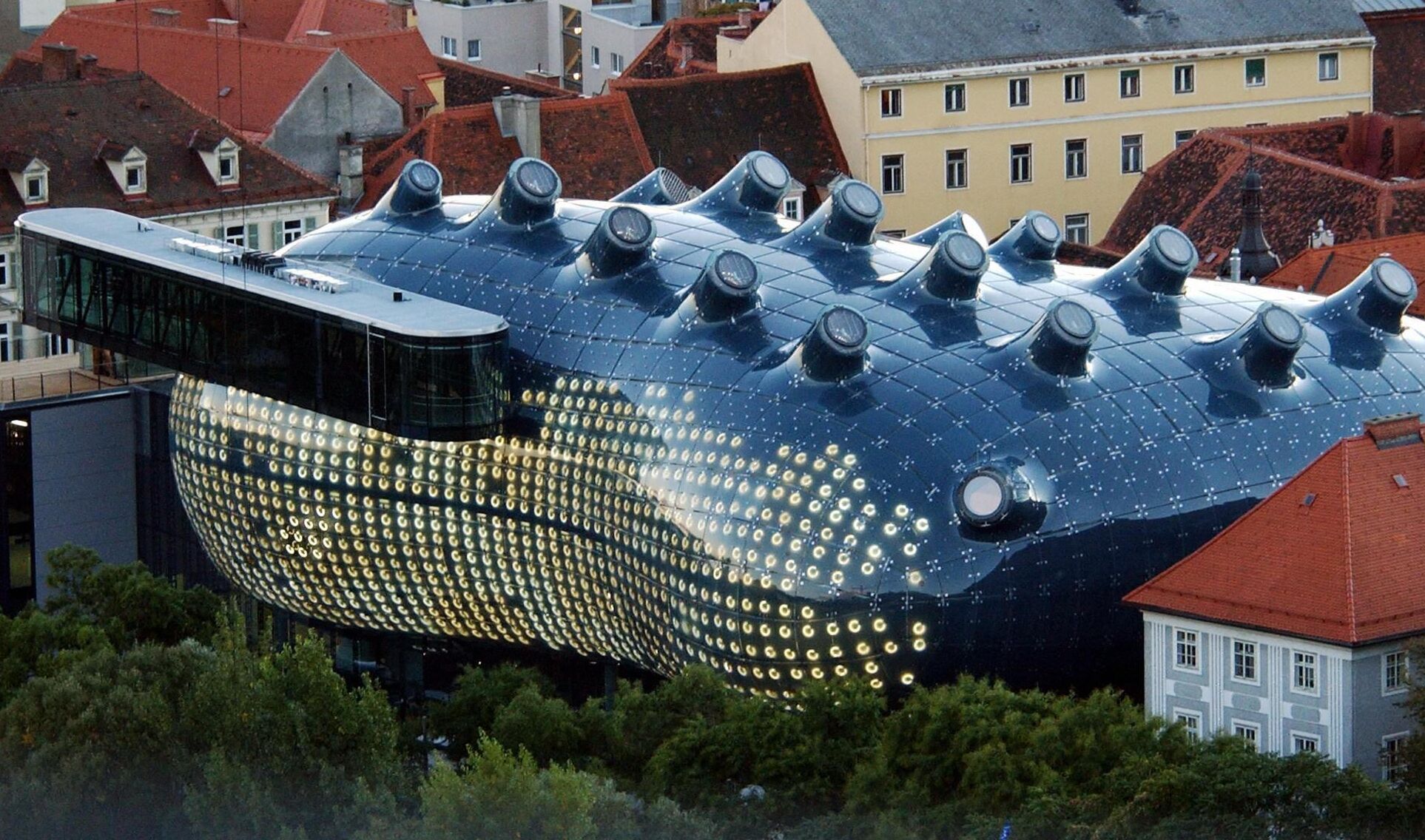 Kunsthaus Graz, bubble wakfu kwa sanaa - Graz | Secret World Trip Planner