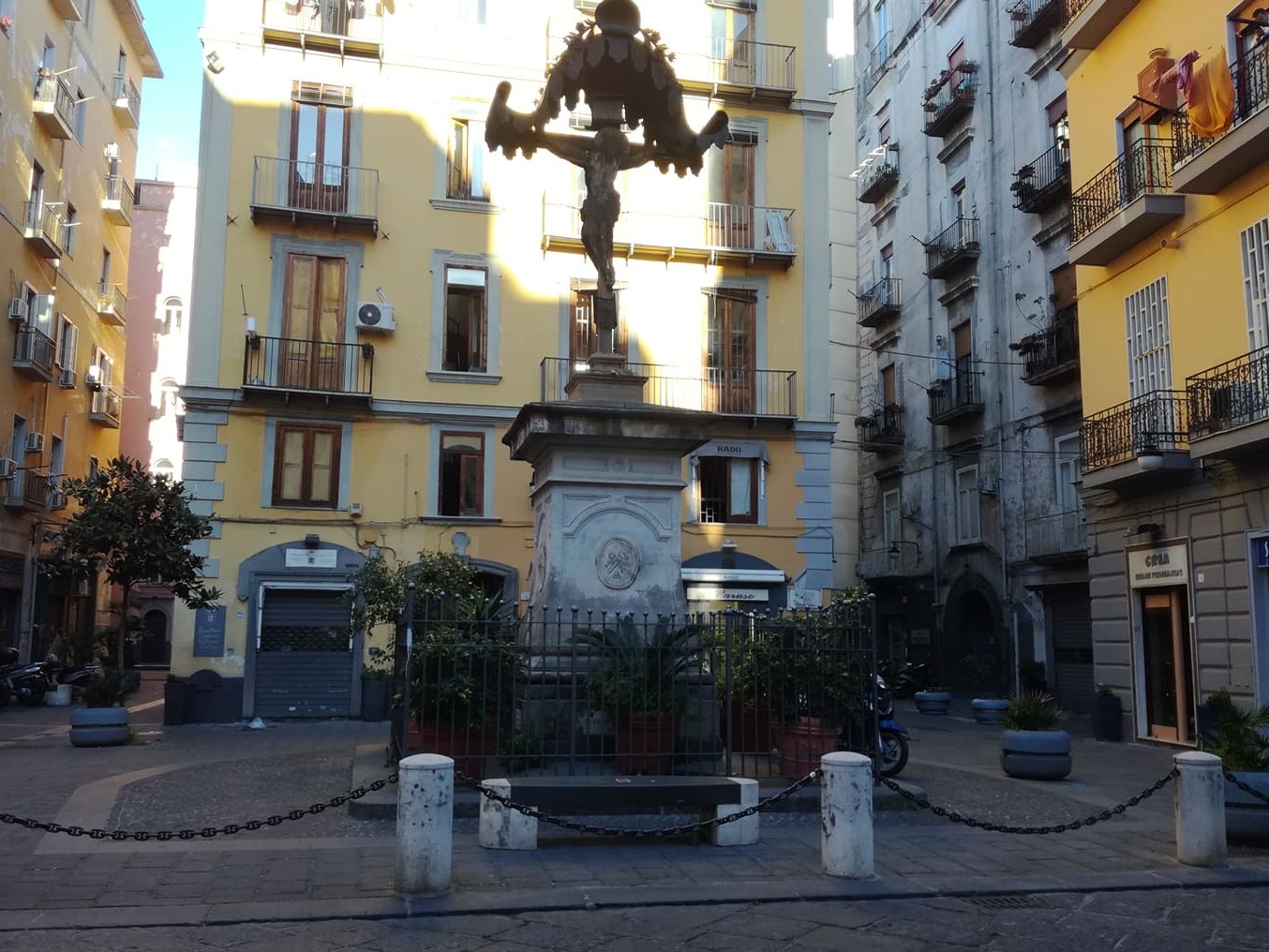 Borgo Orefici puidust krutsifiks - Napoli | Secret World Trip Planner