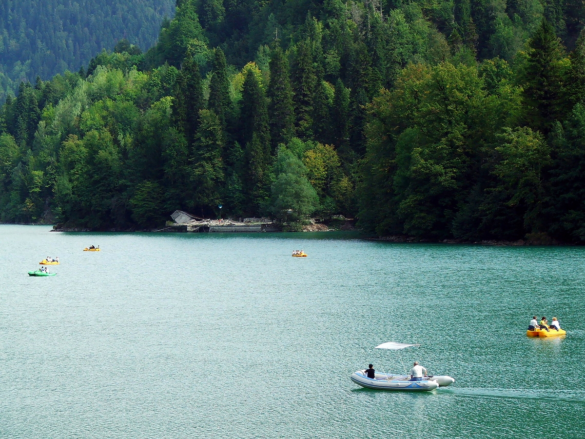 El lago Ritsa en Georgia | Secret World Trip Planner