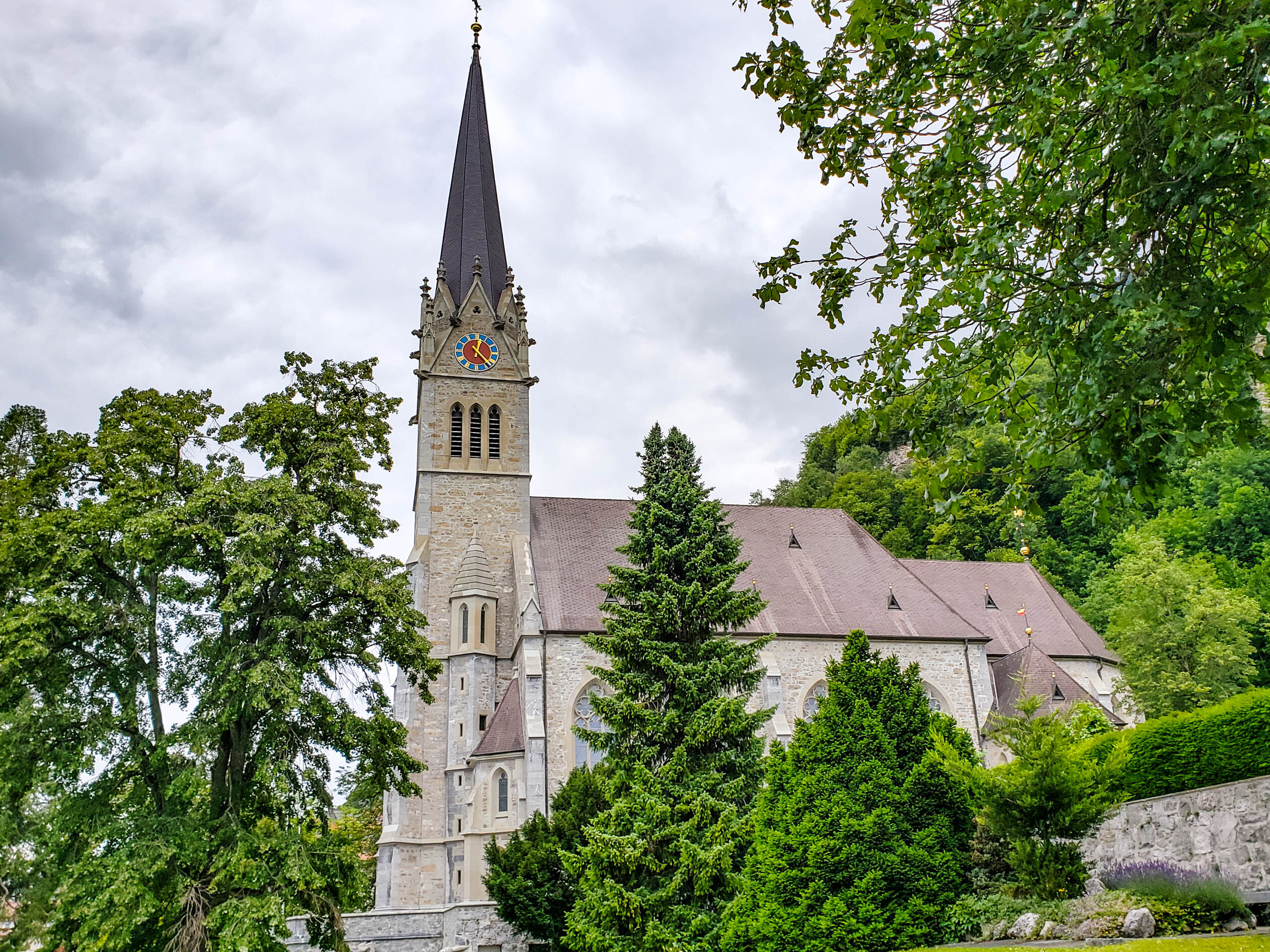 Vaduz katedrāle Saint Florin - Vaduz | Secret World Trip Planner