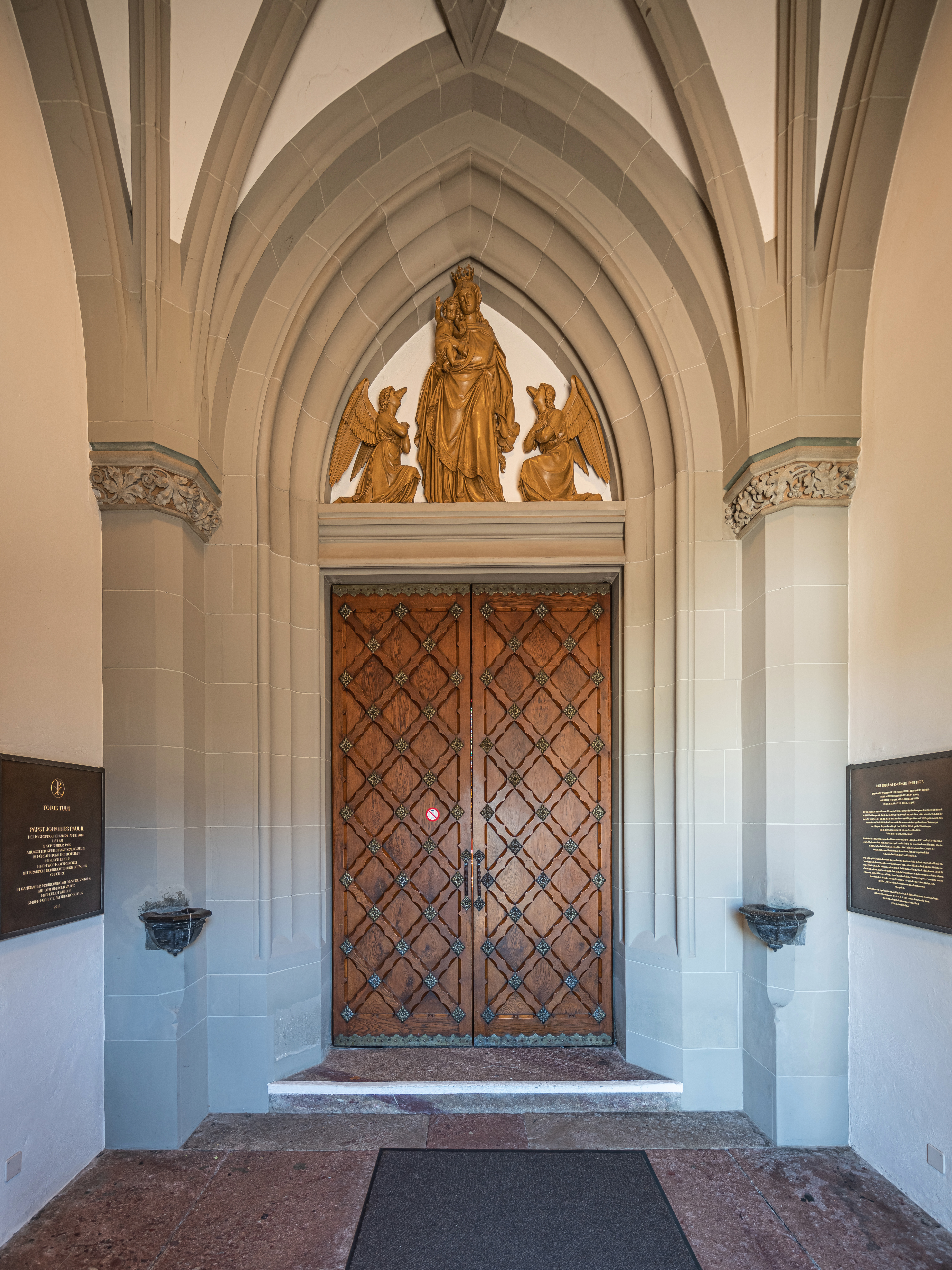 Vaduz katedrāle Saint Florin - Vaduz | Secret World Trip Planner