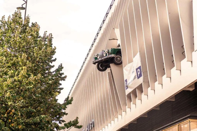 Carro caindo de Bordeaux - Bordeaux | Secret World Trip Planner