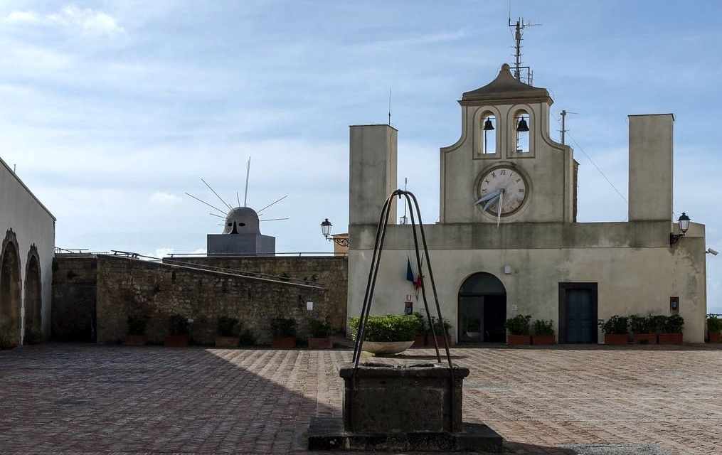 Zamek Sant ' Elmo i Muzeum XX wieku