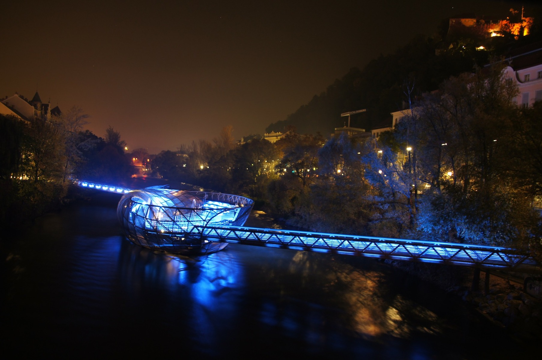 კუნძული ან ნავი? ეს არ არის ადვილი ვუთხრა ამ ექსტრავაგანტული ფოლადის სამშენებლო ბ - Graz | Secret World Trip Planner