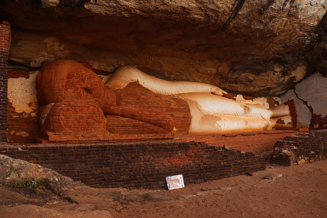 पिदुरंगला चट्टान र बुद्ध प्रतिमा - Sigiriya | Secret World Trip Planner