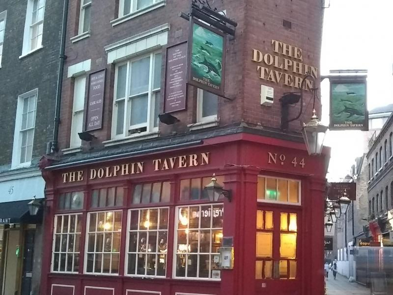 ડોલ્ફિન ટેવર્નની ઘડિયાળ - 44 Red Lion St | Secret World Trip Planner