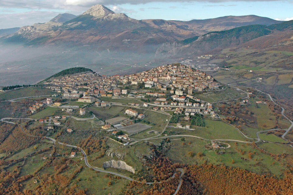 산에 자리 잡은 특징적인 마을 인 Viggiano 는 거의 천 미터 떨어져 있습니다. - Viggiano | Secret World Trip Planner