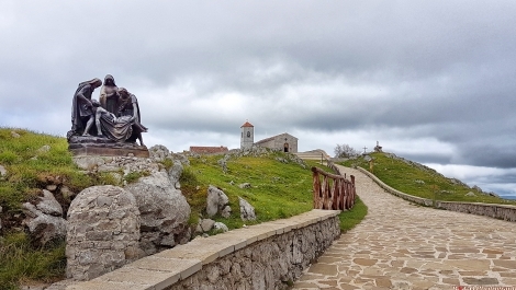 블랙 마돈나(Black Madonna)는 6 세기의 금으로 덮인 목조 동상으로 묘사되어 있습니다 - Viggiano | Secret World Trip Planner