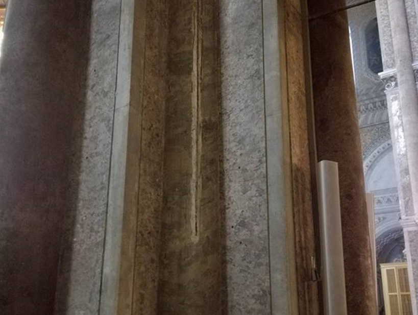 Hemmeligheder af Napoli-Katedralen: Jernstrimlen - Napoli | Secret World Trip Planner