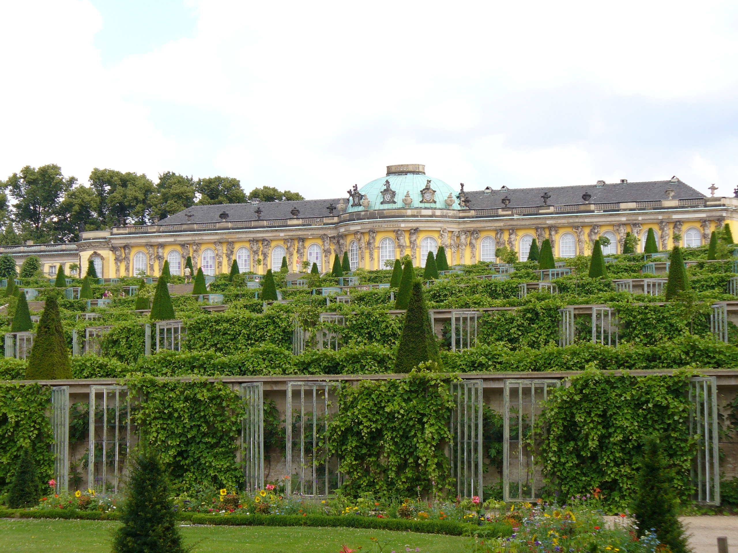 Palazzo di Sanssouci | Una meraviglia tra giardini e vigneti terrazzati  - Potsdam | Secret World Trip Planner
