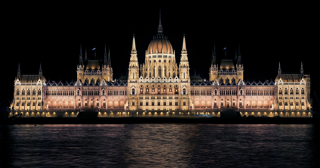 Maďarský parlament: jedna z největších maďarských budov - Budapest | Secret World Trip Planner