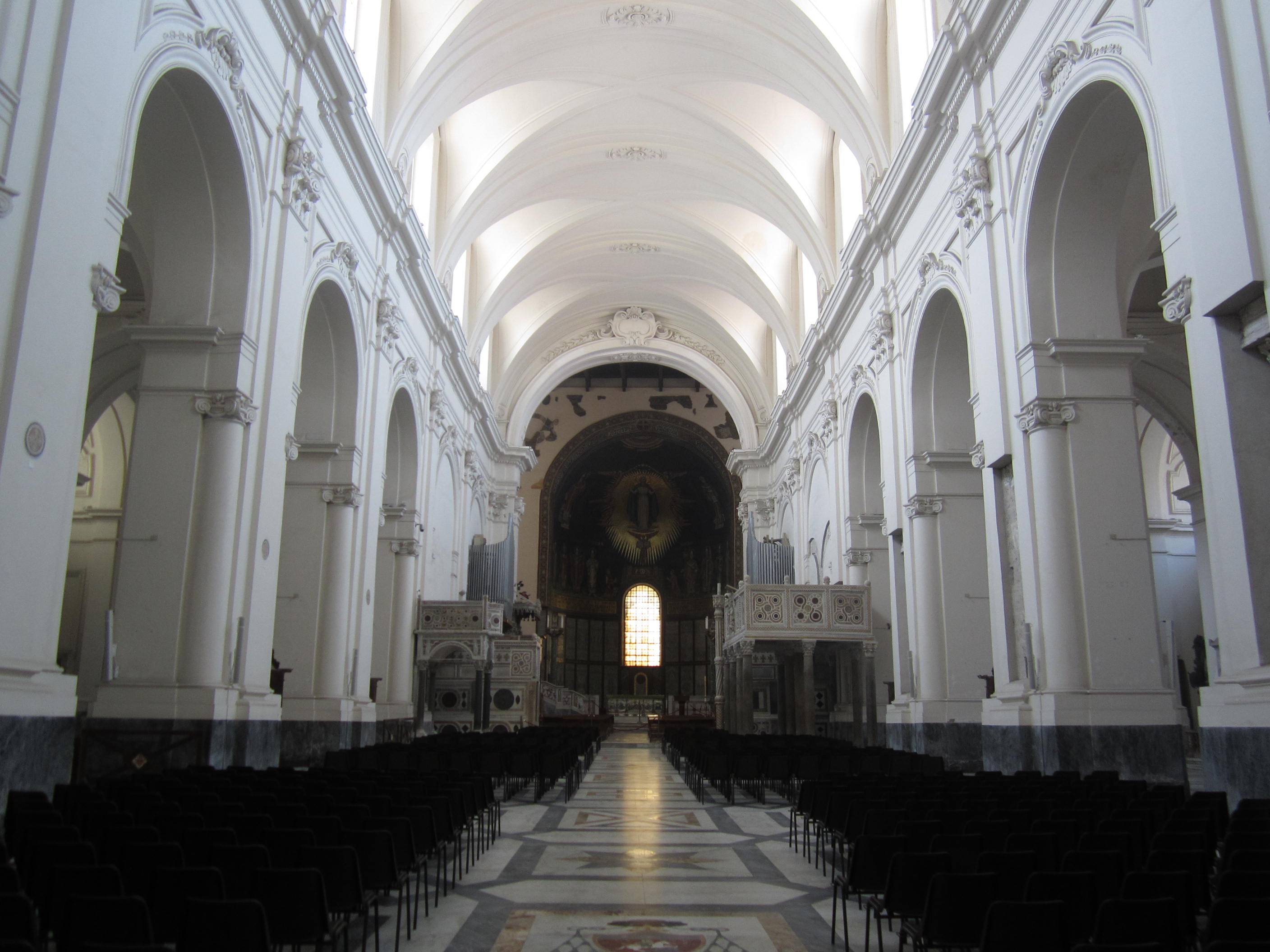 Katedral Salerno dan ruang bawah tanahny ...