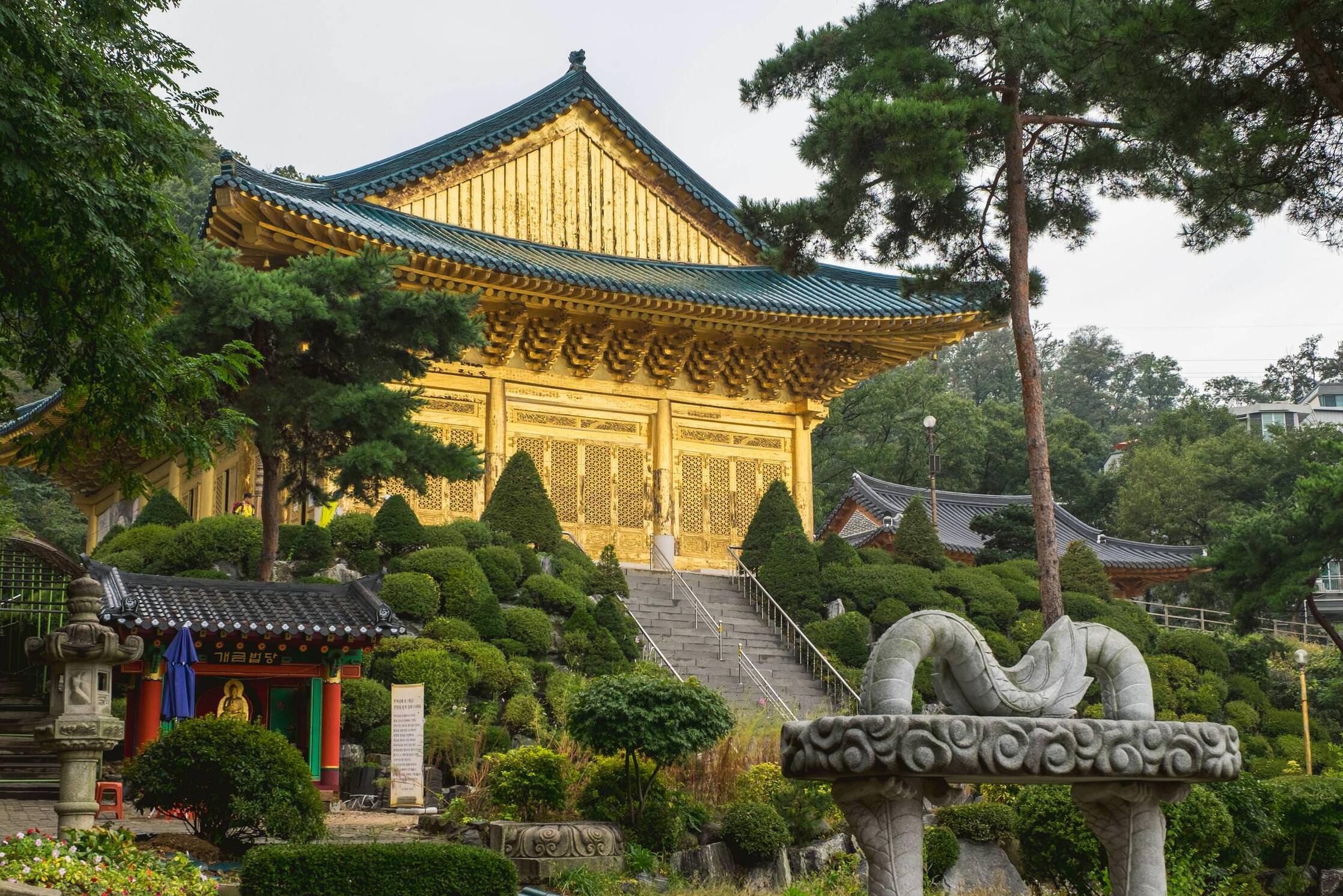 Suguksa Temple, ang tanging golden temple sa Korea - Galhyeon-dong | Secret World Trip Planner