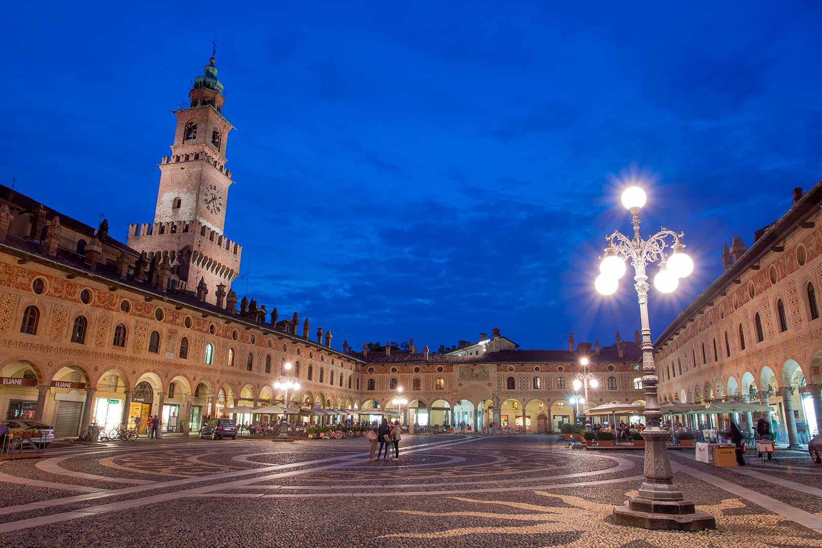 ಡ್ಯುಕಲ್ ಚೌಕ - Vigevano | Secret World Trip Planner