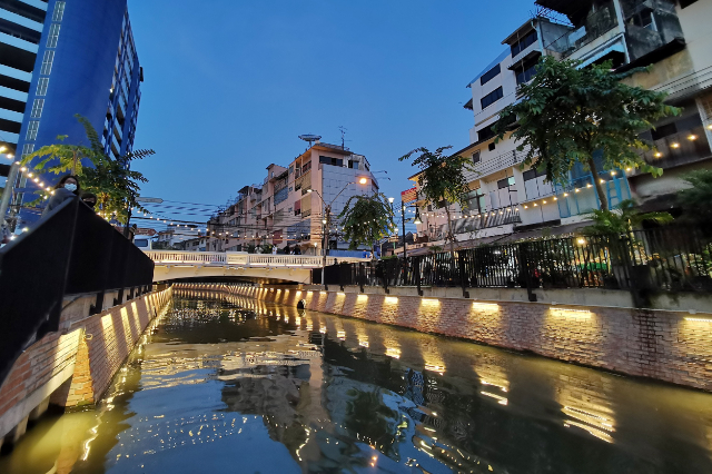 ഓങ് വാക്കിംഗ് സ്ട്രീറ്റ് - Phra Nakhon | Secret World Trip Planner