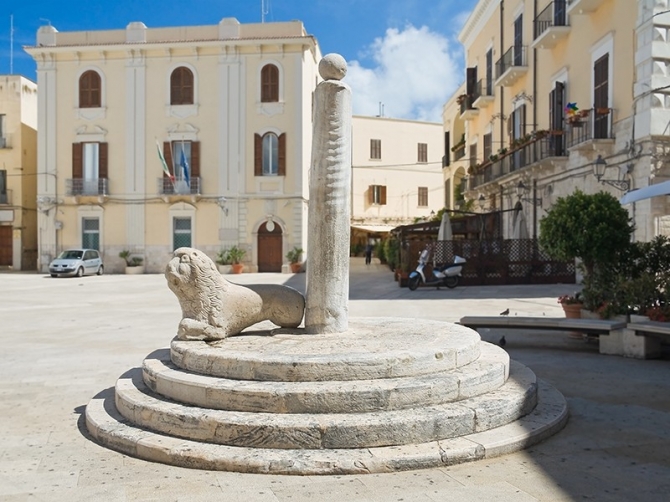 Columna de Justicia - Bari | Secret World Trip Planner