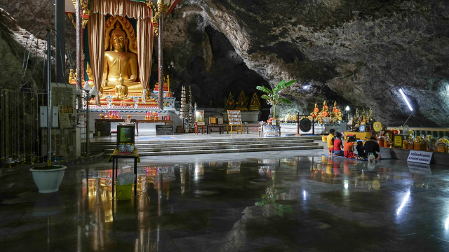 वाट बन थम - Tambon Khao Noi | Secret World Trip Planner