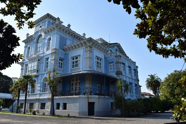 Indiska hus - Colombres | Secret World Trip Planner