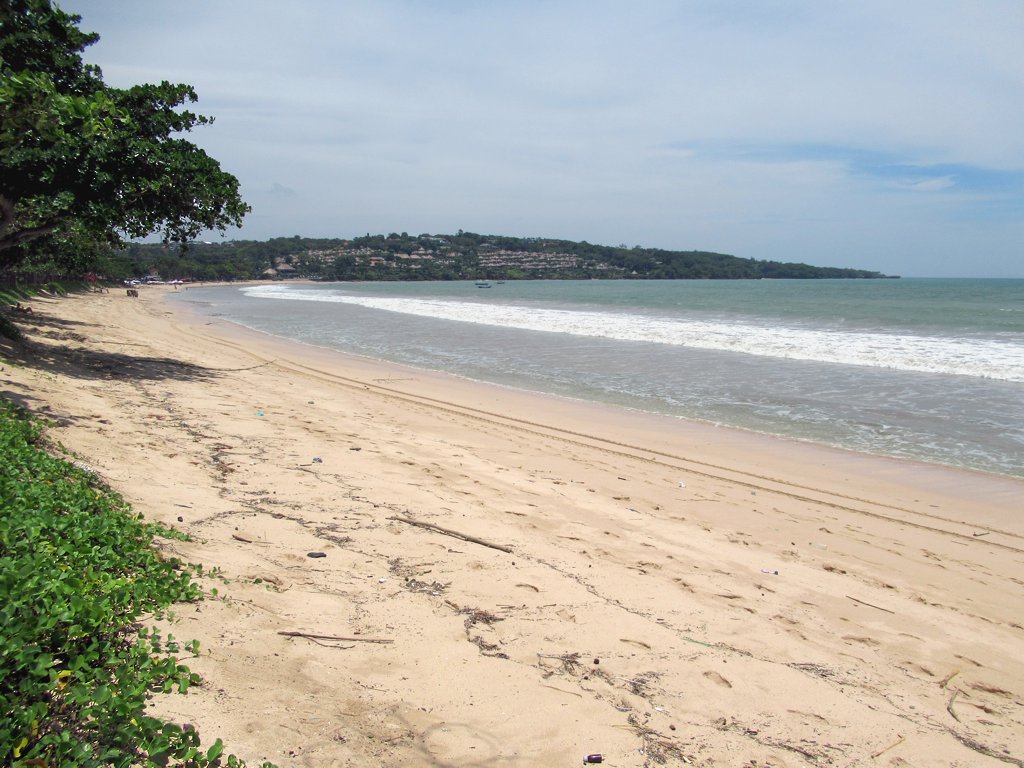 バリ島|ジンバラン湾のムアヤビーチにあるビーチサイドカフェ  - Kabupaten Badung | Secret World Trip Planner