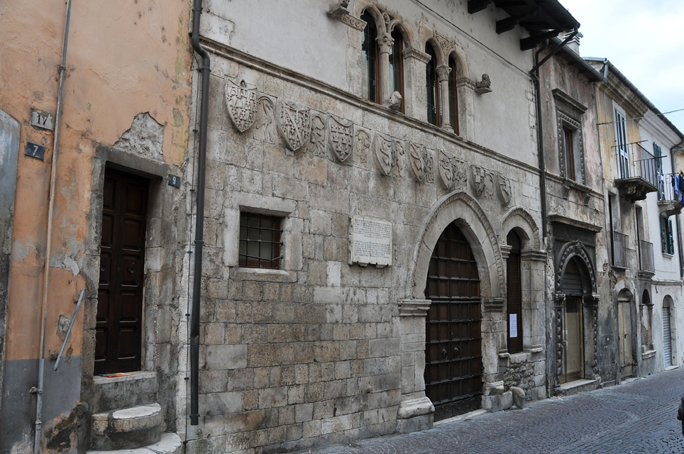 タベルナ-ドゥカーレ：中世の建築のまれな例 - Popoli | Secret World Trip Planner