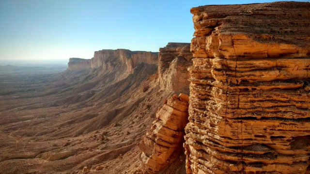 En el Borde del Mundo – Descubre el Acantilado que Toca el Cielo - Edge of the World | Secret World Trip Planner
