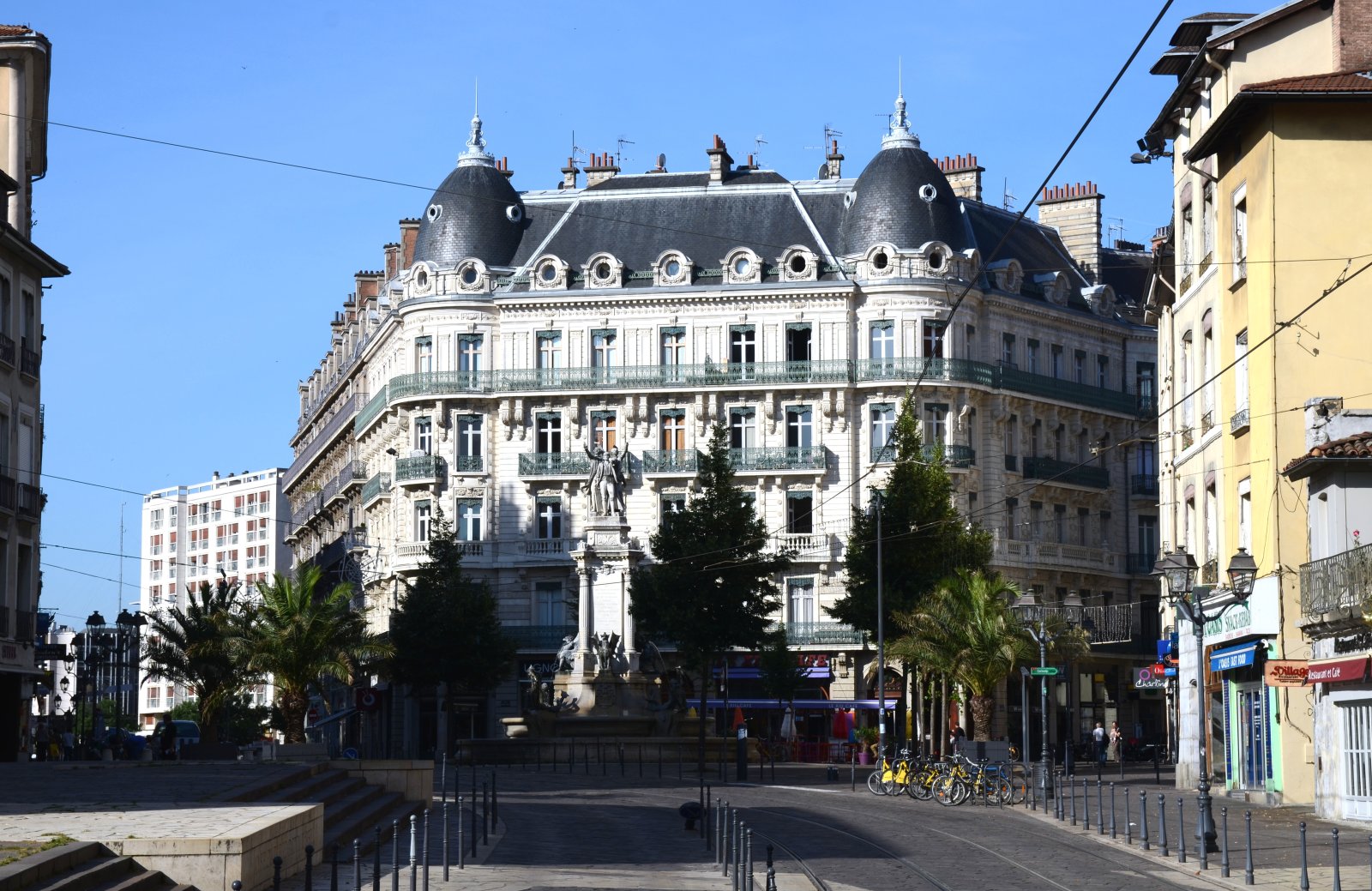 Piazza Notre-Dame de Grenoble - Grenoble | Secret World Trip Planner