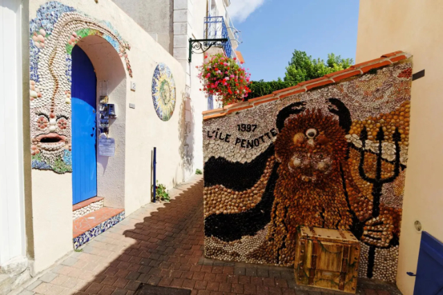 L'île Penotte Seashell Art - Les Sables-d'Olonne | Secret World Trip Planner