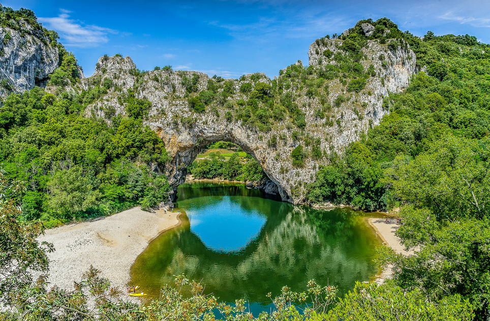 Pont D'Arc是阿尔代什的一座大型天然桥梁 - Vallon-Pont-d'Arc | Secret World Trip Planner