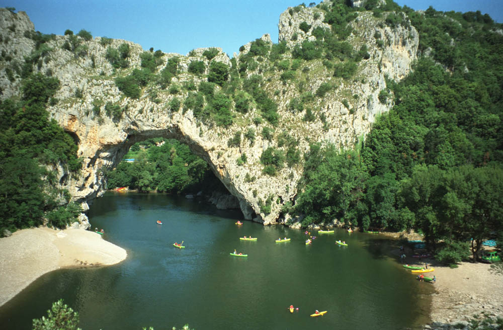 Pont D'Arc是阿尔代什的一座大型天然桥梁 - Vallon-Pont-d'Arc | Secret World Trip Planner