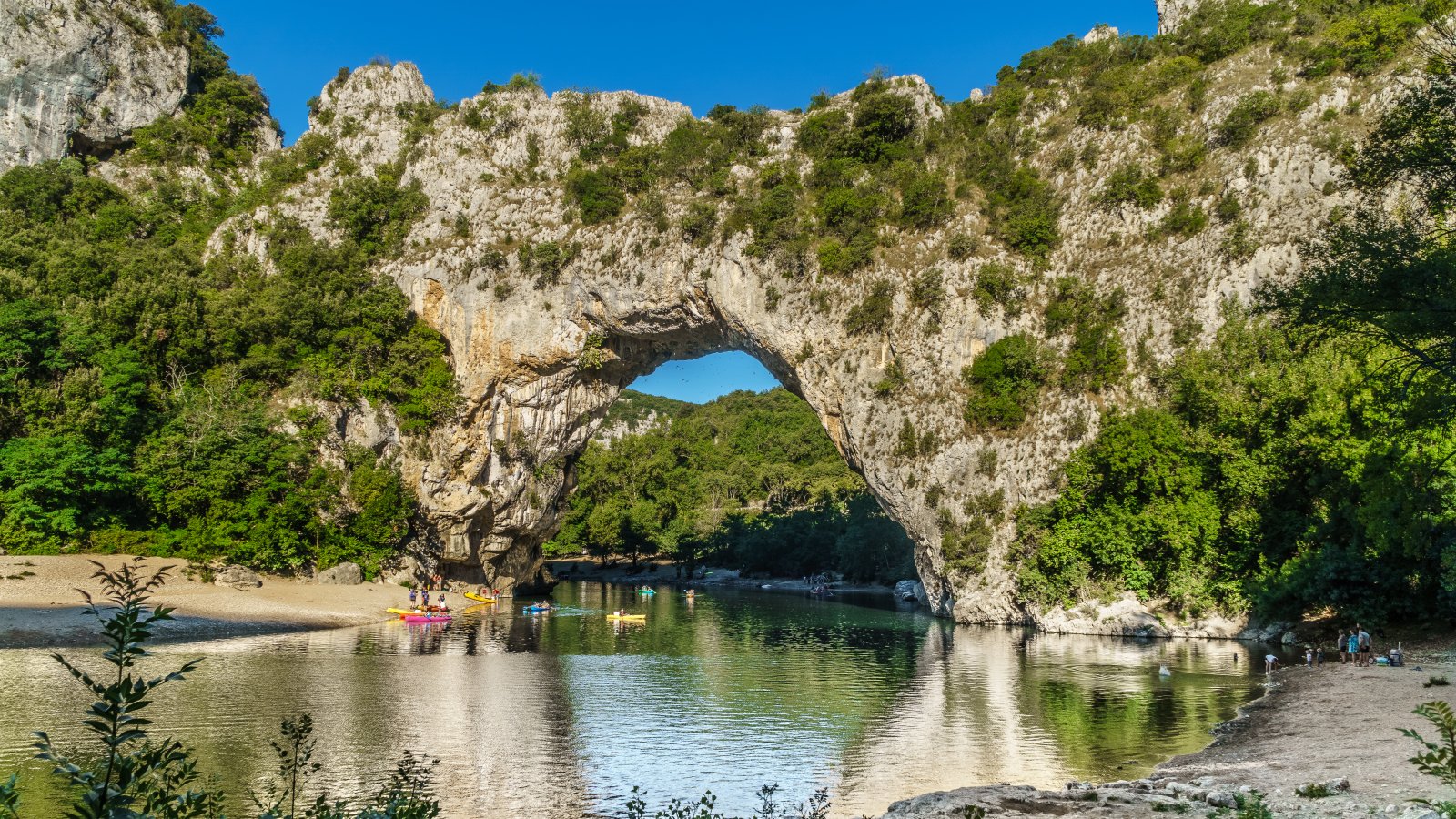 Pont D'Arc是阿尔代什的一座大型天然桥梁 - Vallon-Pont-d'Arc | Secret World Trip Planner
