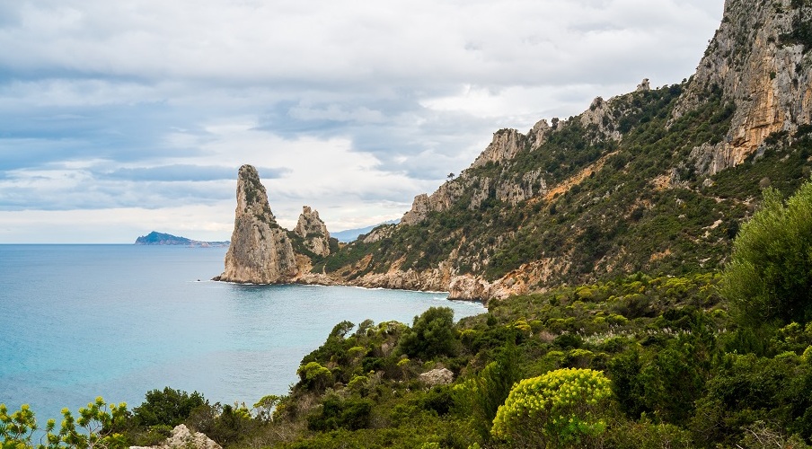 Pedra Longa is a spire of 128 മീറ്റർ on the sea - Pedra Longa | Secret World Trip Planner