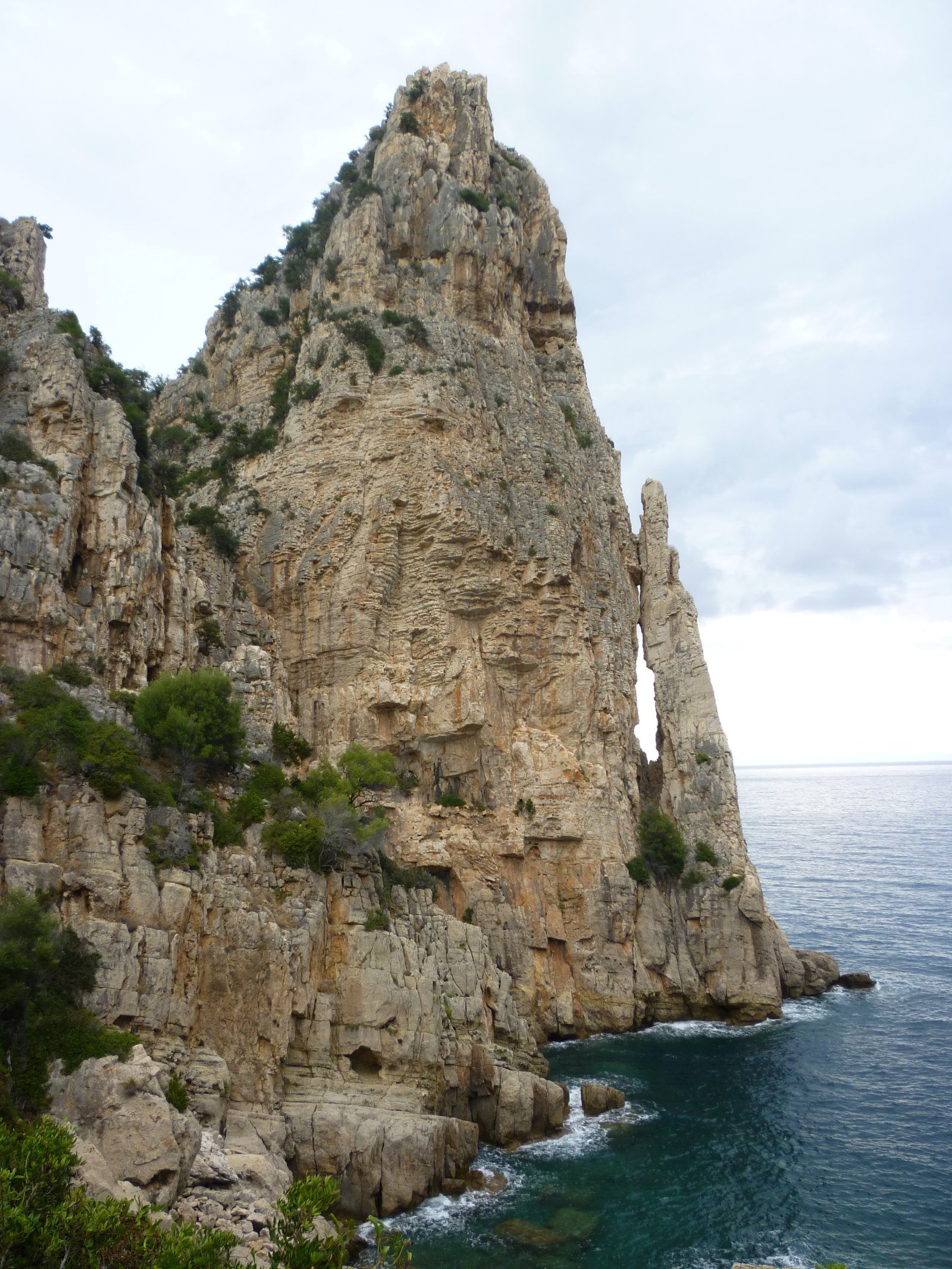 Pedra Longa is a spire of 128 മീറ്റർ on the sea - Pedra Longa | Secret World Trip Planner