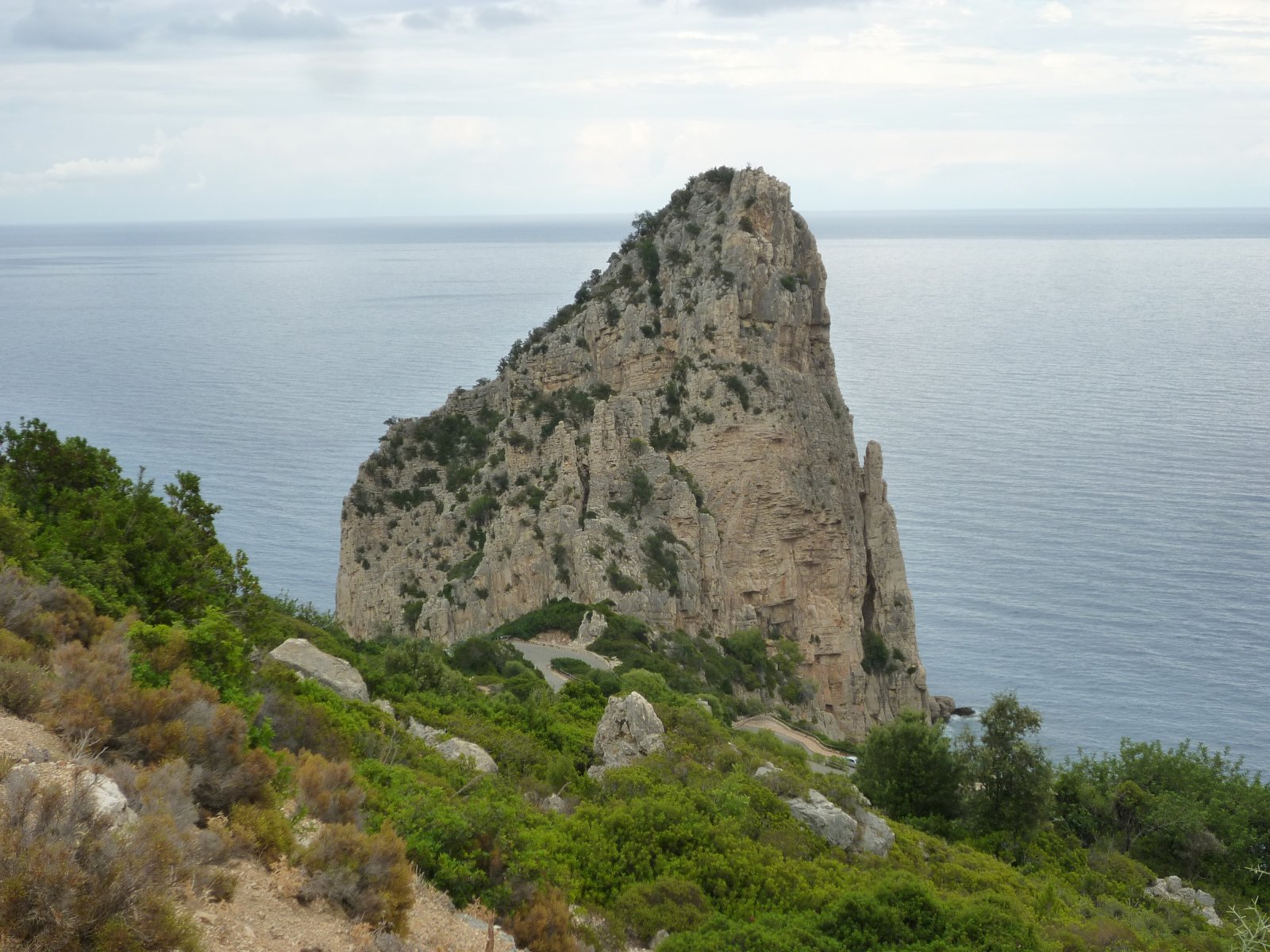 Pedra Longa is a spire of 128 മീറ്റർ on the sea - Pedra Longa | Secret World Trip Planner