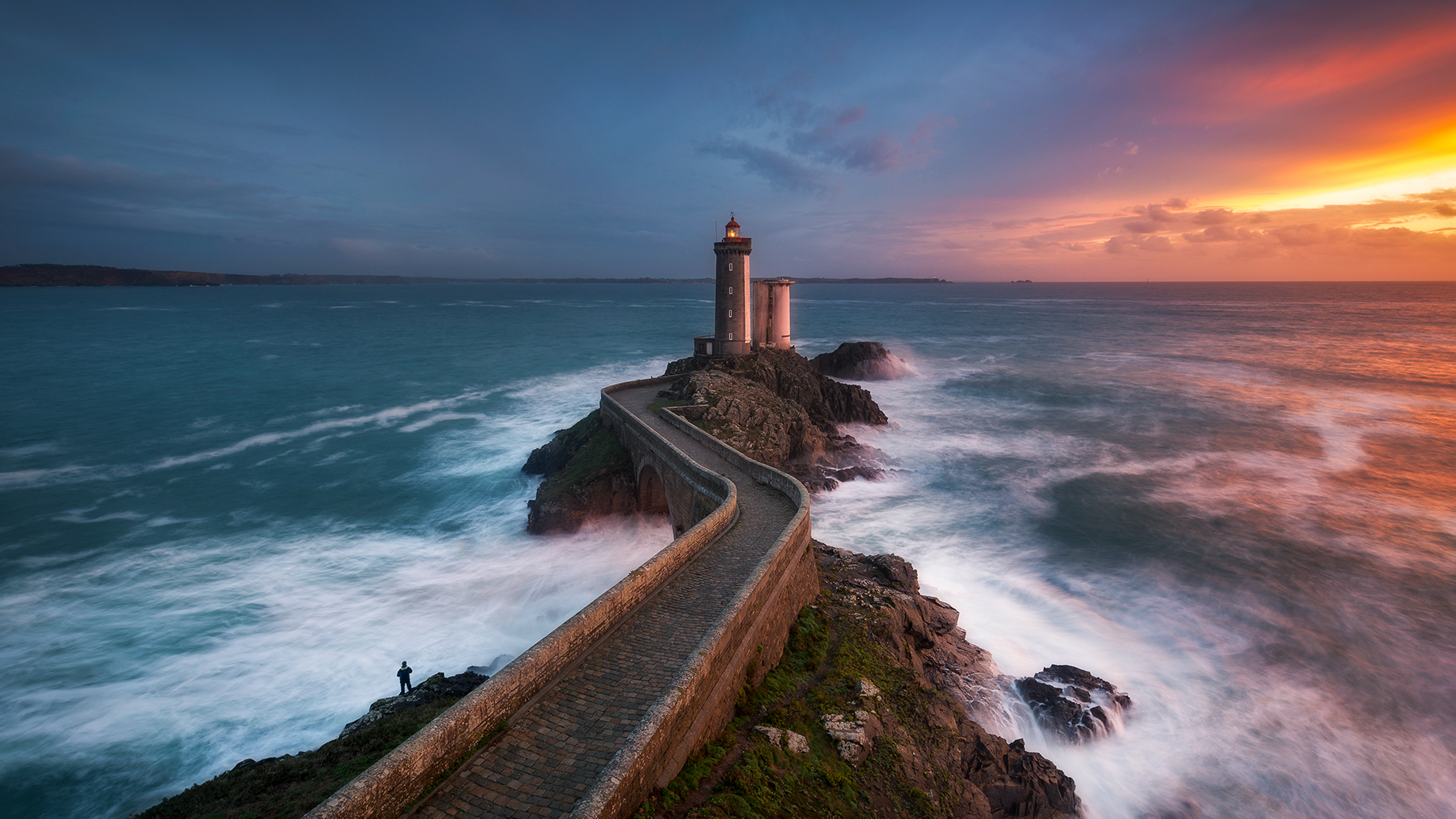 Coucher de soleil sur le phare du Petit Minou... - Plouzané | Secret World Trip Planner
