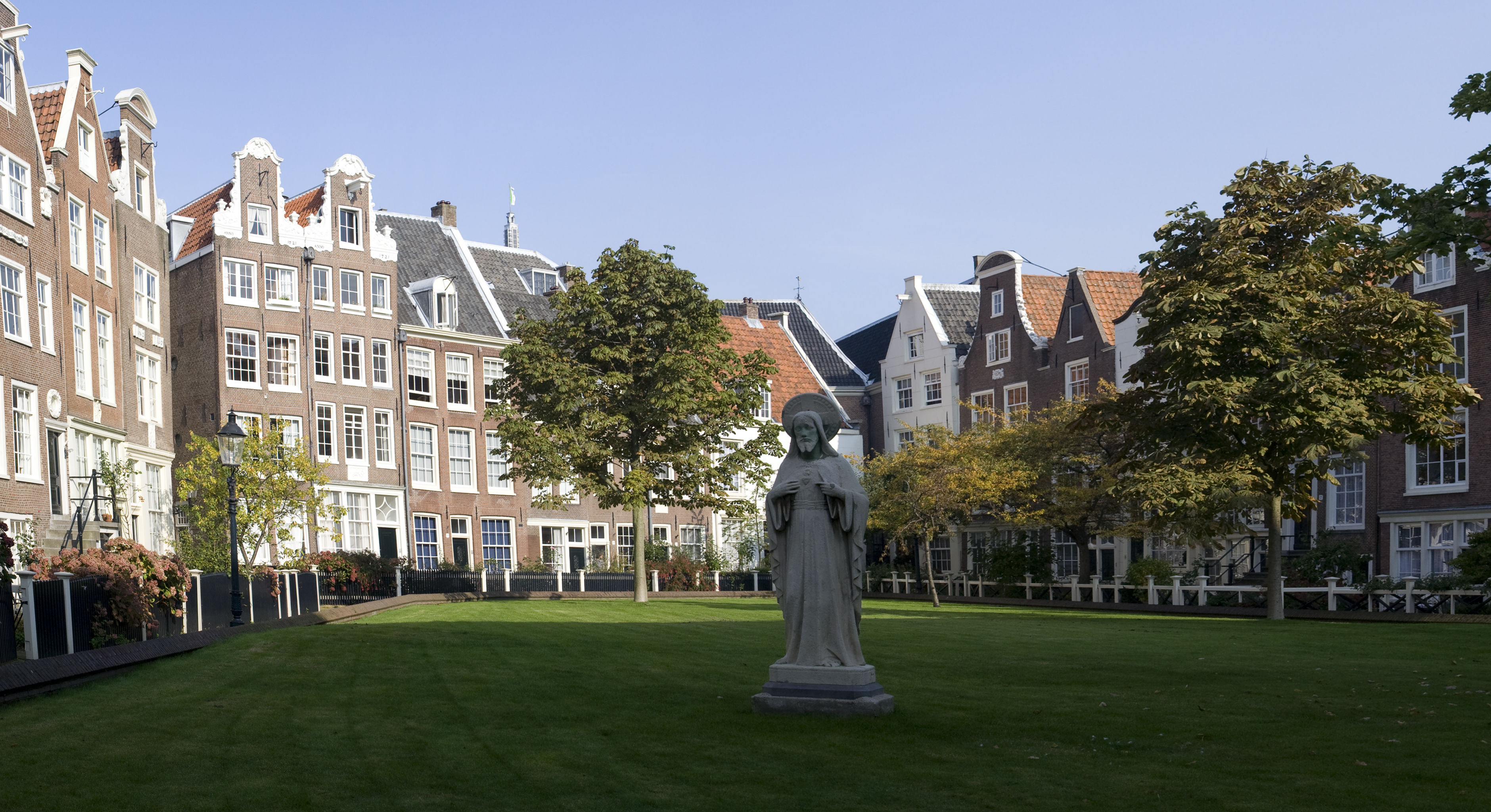 Amsterdam| Begijnhof é unha das máis antigas interior tribunais - Amsterdam | Secret World Trip Planner