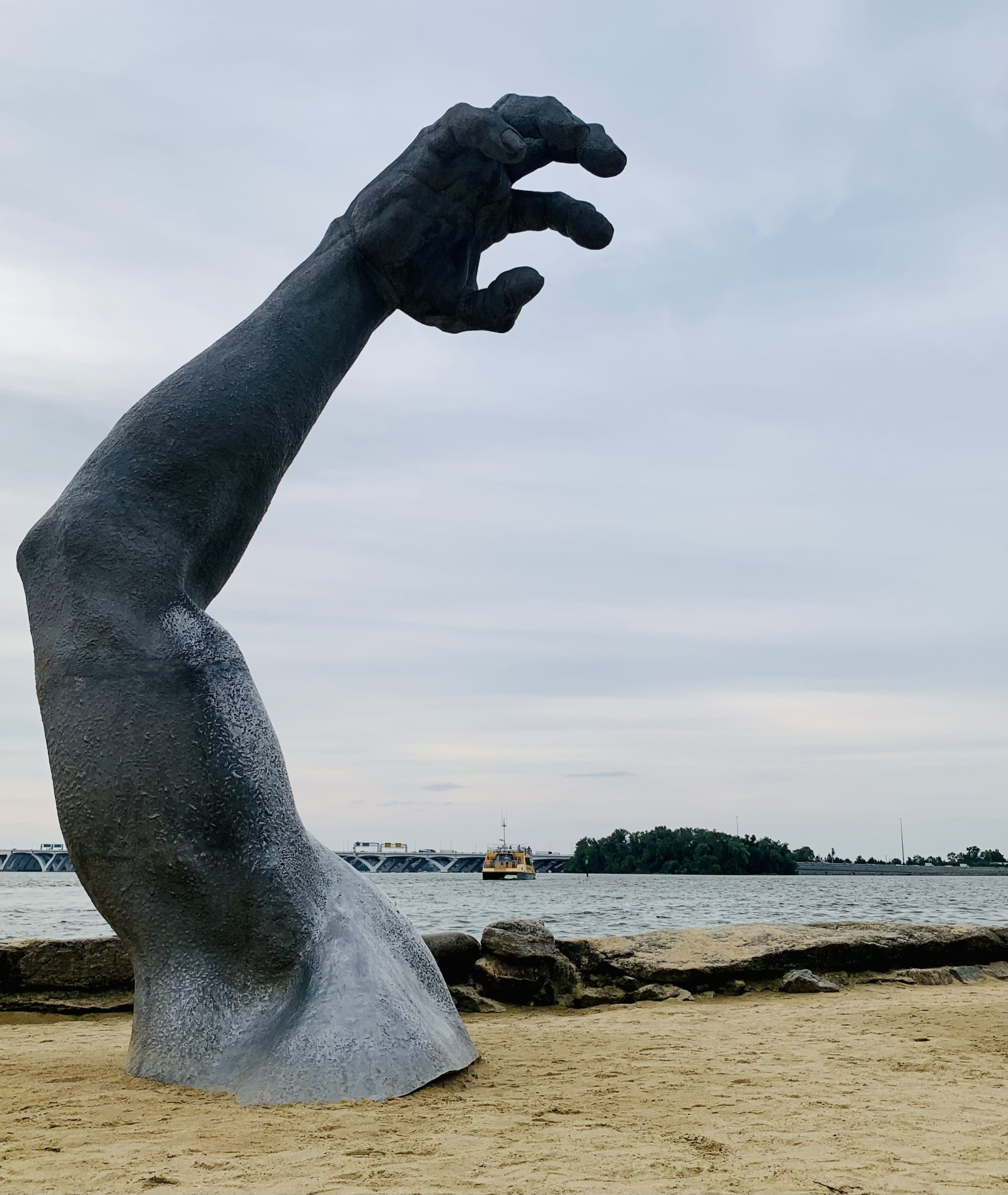 Kebangkitan Patung oleh Al LaVergne  - Oxon Hill | Secret World Trip Planner