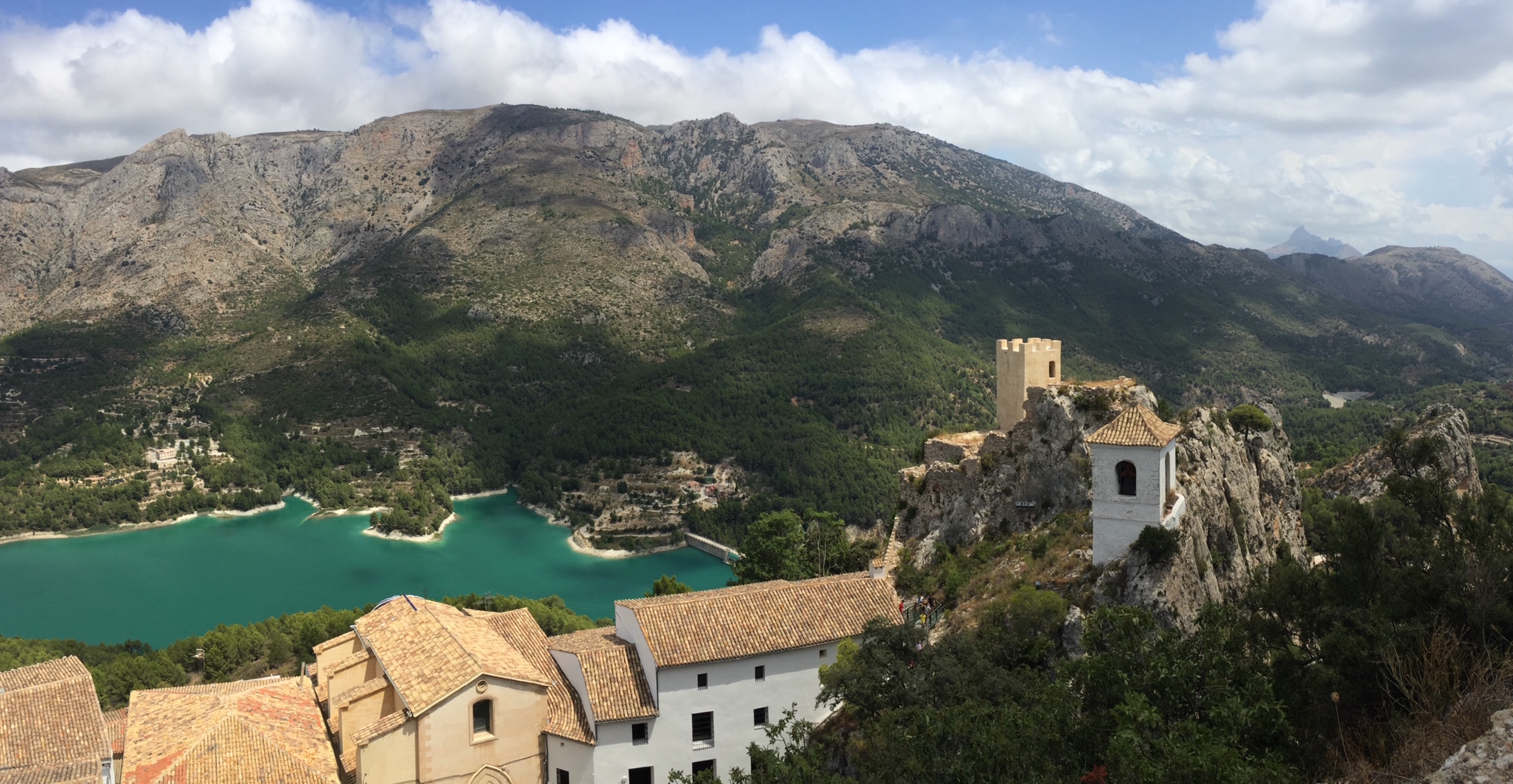五百メートルの高さの岩の上に：グアダレスト - Guadalest | Secret World Trip Planner
