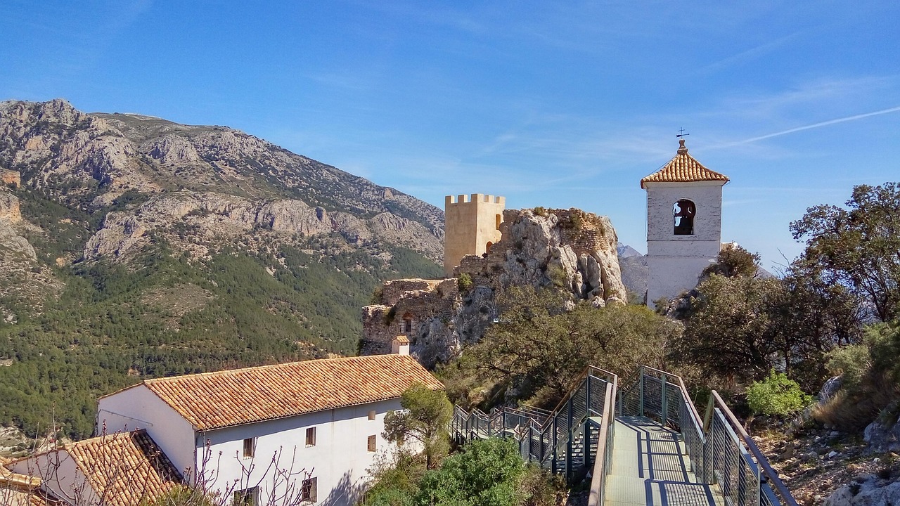 五百メートルの高さの岩の上に：グアダレスト - Guadalest | Secret World Trip Planner