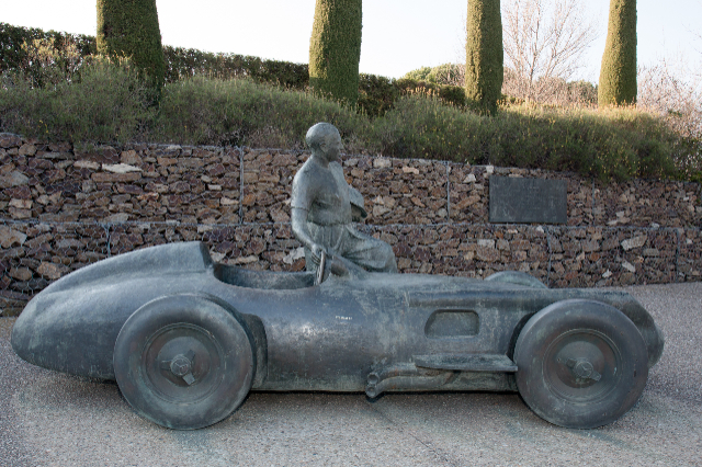 Statuja e Juan Manuel Fangio - Monaco-Ville | Secret World Trip Planner
