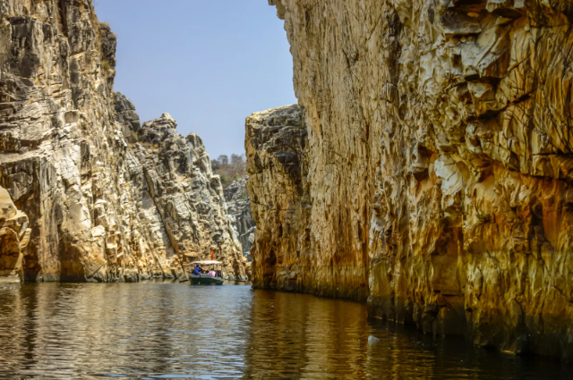 Marmorist kalju kurub Jabalpuris - Bhedaghat | Secret World Trip Planner