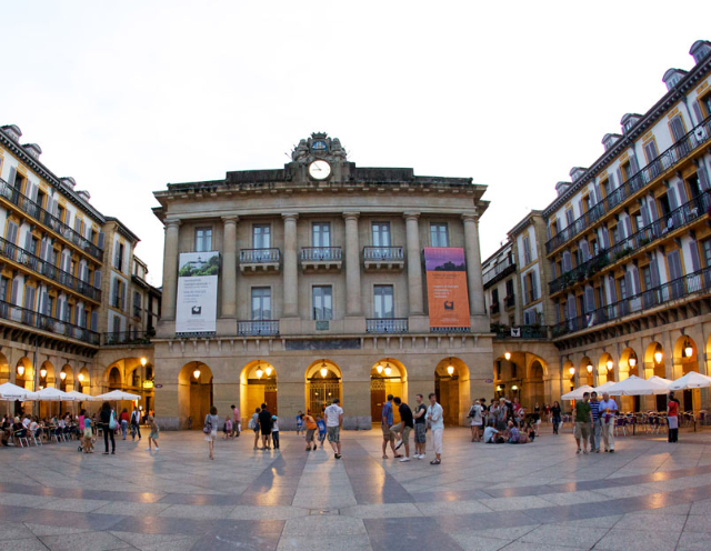 ဖွဲ့စည်းပုံအခြေခံဥပဒေပလာဇာ - Donostia | Secret World Trip Planner