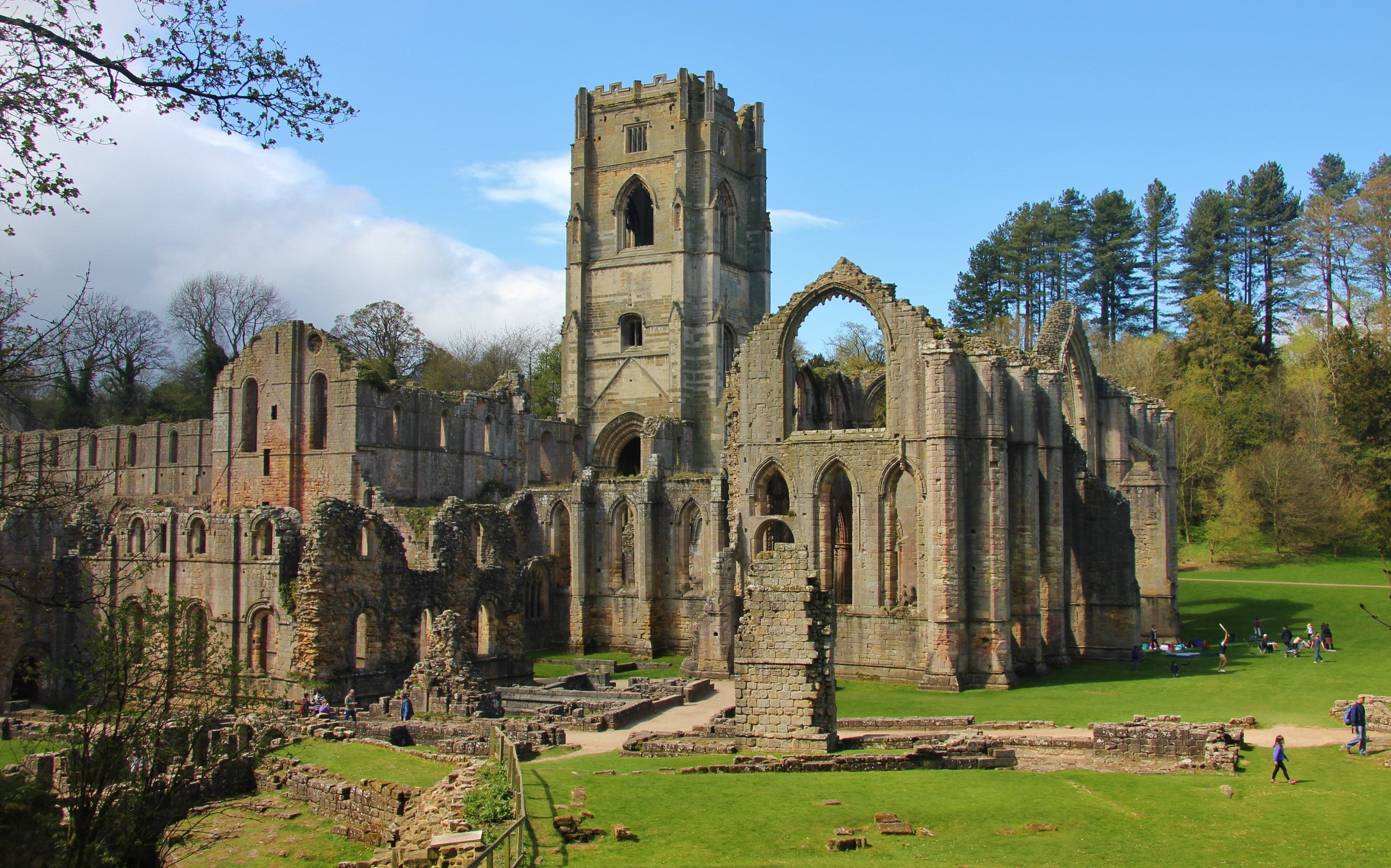 Fountains Abbey um dos mosteiros cistercienses em ruínas mais bem
