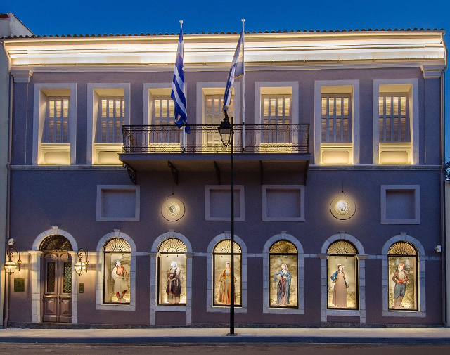 Victoria G. Karelias samling av grekiska traditionella dräkter - Kalamata | Secret World Trip Planner