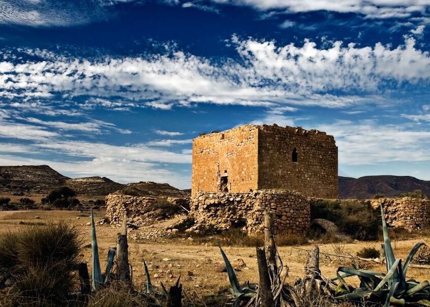 Los Alumbres Tower位于Rodalquilar以东的一个田野中 - Rodalquilar | Secret World Trip Planner