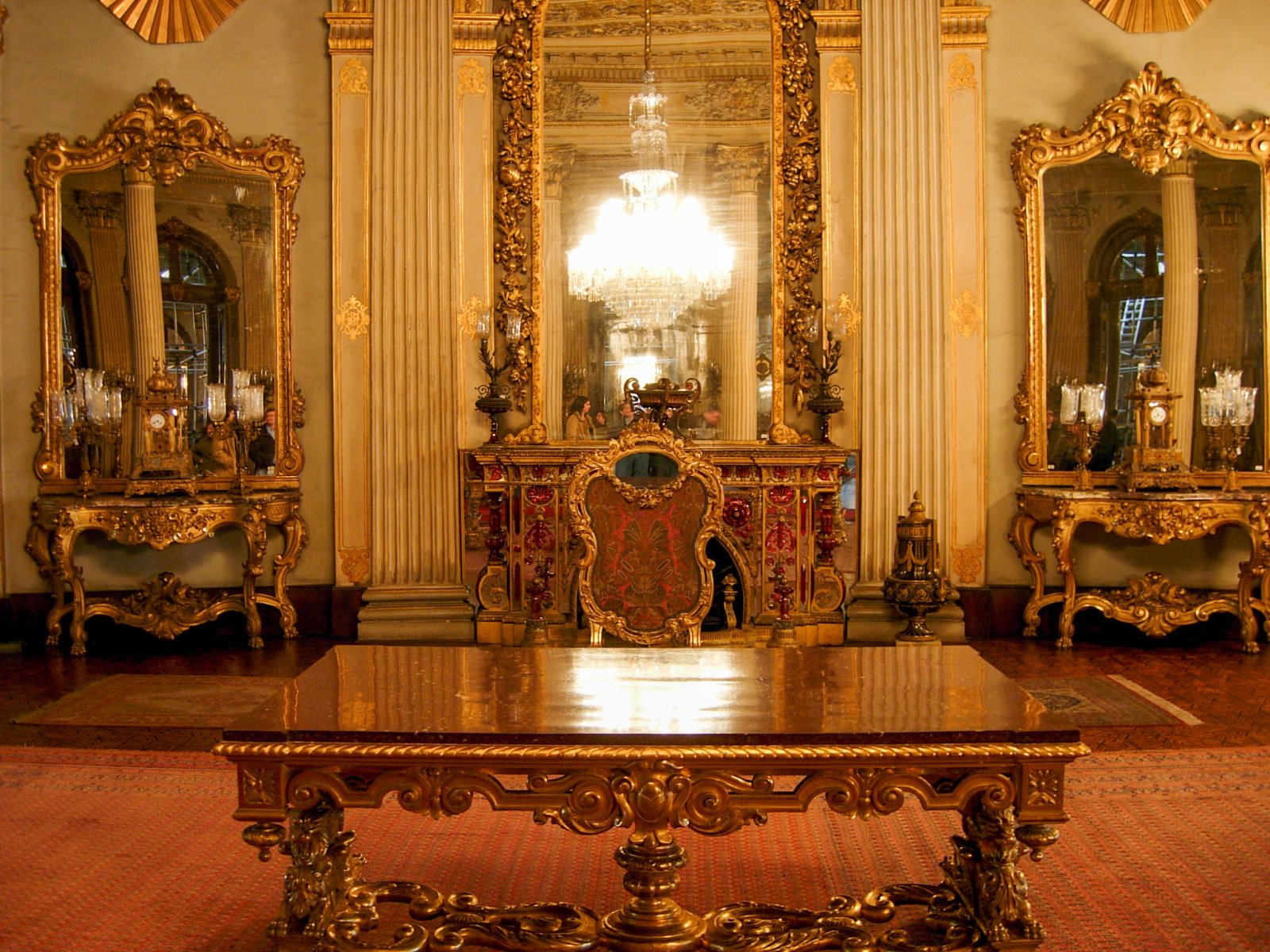 Dolmabahce Istana, Turki - Dolmabahçe Cd. | Secret World Trip Planner