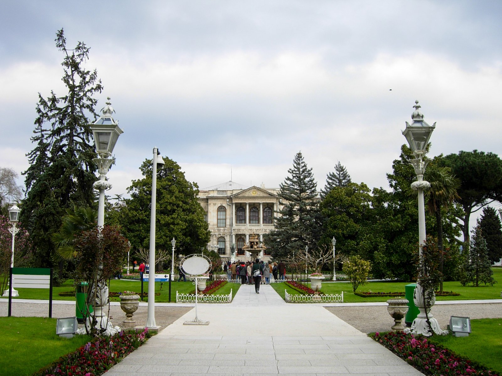 Dolmabahce Istana, Turki - Dolmabahçe Cd. | Secret World Trip Planner