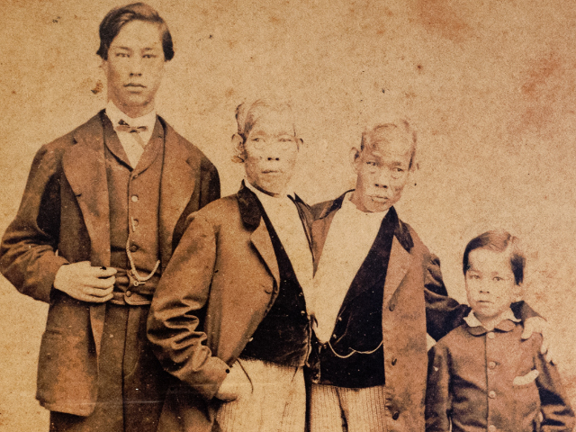 פסל הזיכרון של צ'אנג ואנג - Distretto di Mueang Samut Songkhram | Secret World Trip Planner