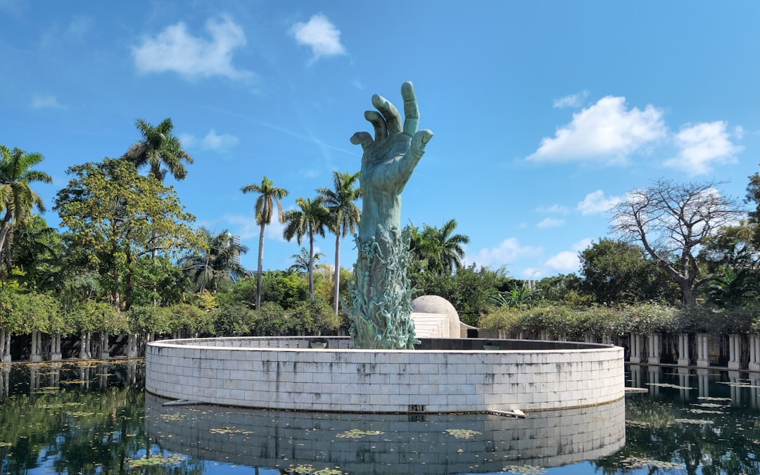 大屠杀纪念馆位于迈阿密海滩，是美国的地方之一 - Miami Beach | Secret World Trip Planner